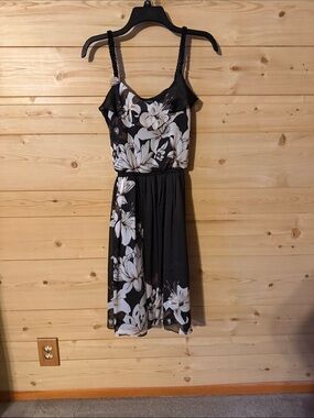 White House, Black market Black Floral Sleeveless Midi Dress Size 4
